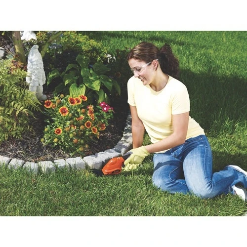 Black & Decker Lithium 2-n-1 Garden Shear/Shrubber Combo 4 Black & Decker Lithium 2-n-1 Garden Shear/Shrubber Combo - Image 2