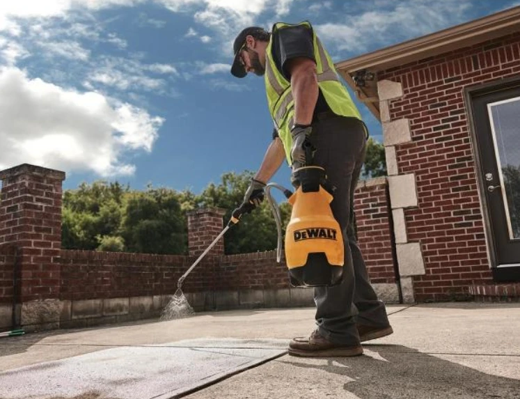 DeWALT 2 Gal. Sprayer 7 DeWALT 2 Gal. Sprayer - Image 5